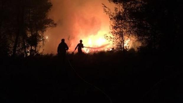 Efectivos de bomberos trabajan en la extinción del incendio en Villalpardo (Cuenca)