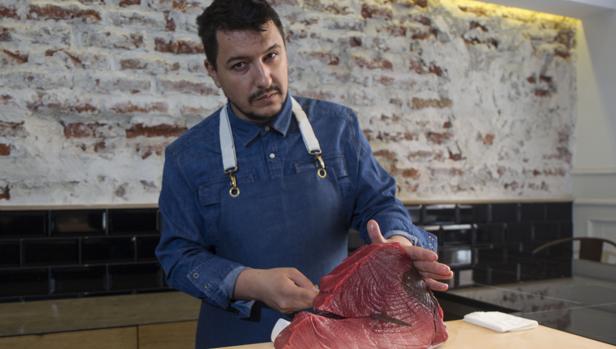 Mario Payán en la barra de Kappo con un auténtico lomo de atún