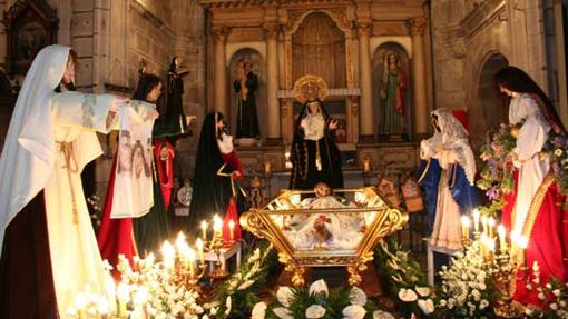 El cuerpo yacente de Cristo es velado por personajes de la Pasión el Sábado Santo