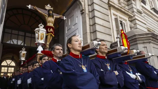 El Cristo de los Alabarderos sale del Palacio Real