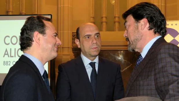 El alcalde (centro), junto a Barcala (derecha) y el diputado provincial Carlos Castillo