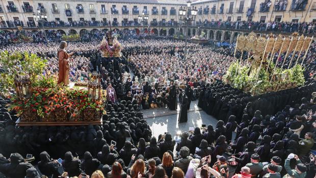 Miles de personas contemplan El Encuentro en la plaza de León