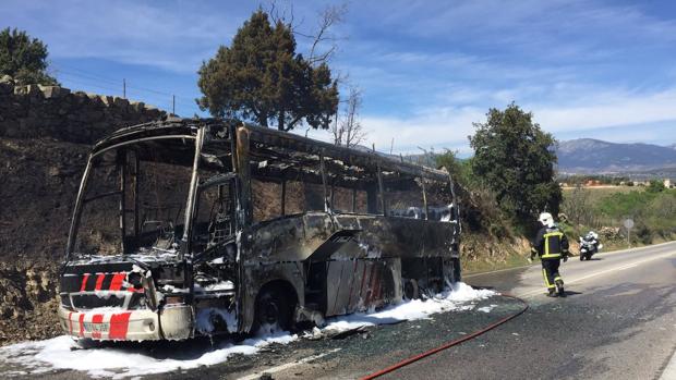 Un autobús con 26 miembros de un coro arde en Guadarrama