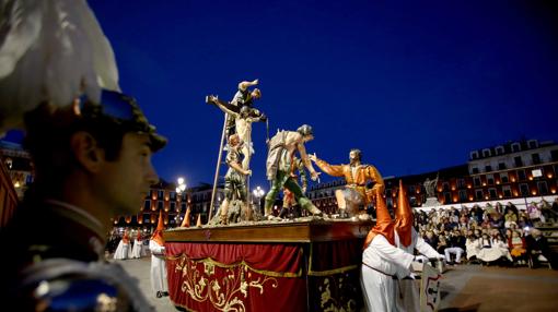 Arte y tradición iluminan Valladolid con el desfile de la Pasión de Jesús