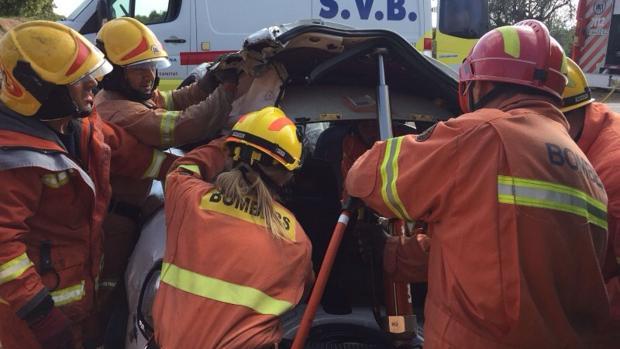 Bomberos excarcelan el cuerpo del hombre que ha muerto en el accidente