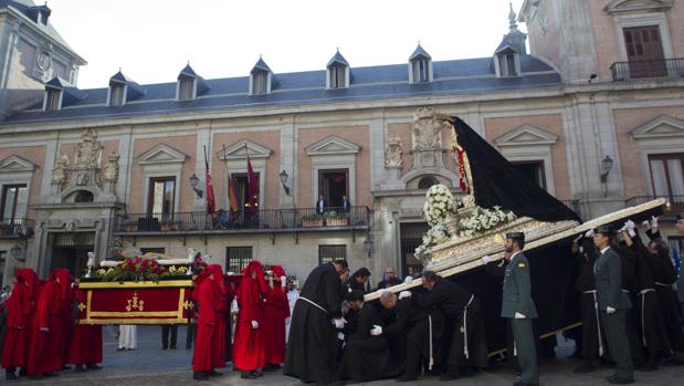 Encuentro entre Nuestra Señora de la Soledad y el Cristo Yacente, en la plaza de la Villa