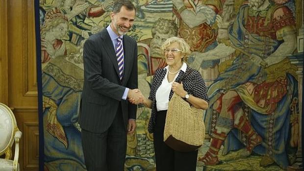 Felipe VI y Carmena, en una recepción en Zarzuela