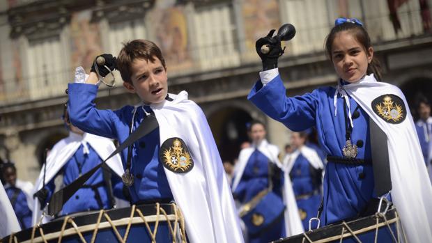 Tambirrada de resurrecuon en plaza mayor