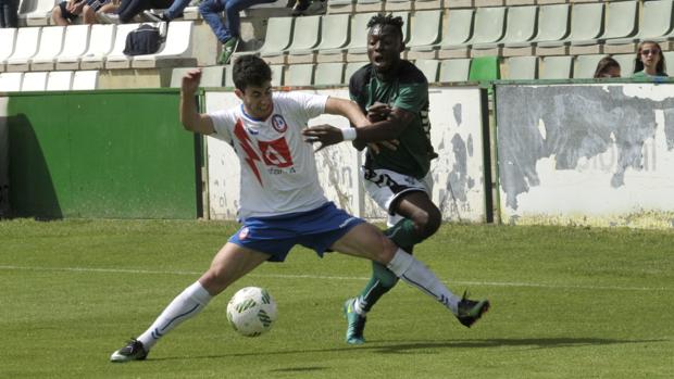 Owusu intenta llevarse el balón ante un adversario