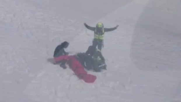 Imagen del rescate de uno de los dos montañeros fallecidos este fin de semana en el Pirineo aragonés