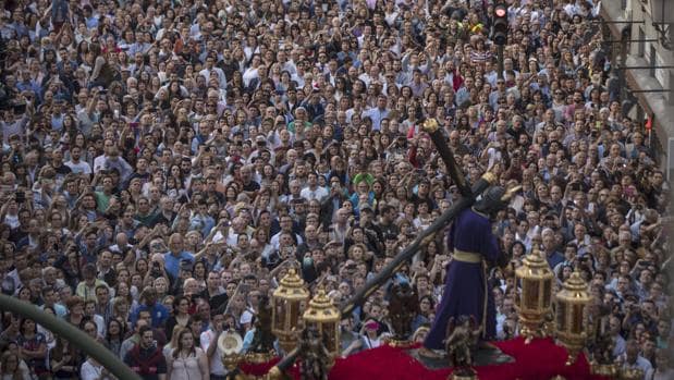 Jesús de Medinaceli, ante miles de personas, en su procesión del Viernes Santo en Madrid