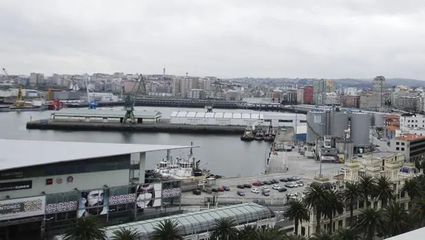 Vista de parte de la fachada marítima de la ciudad de La Coruña con el muelle de Batería al fondo