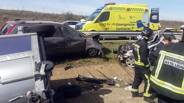 Fallece un varón y dos personas resultan heridas en una colisión entre dos vehículos en la A-66 a la altura de Villamañán