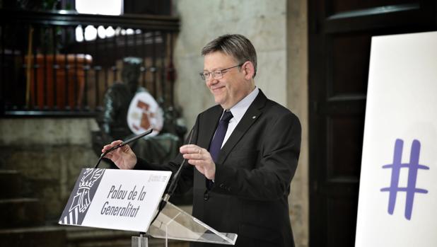 Imagen del presidente Puig durante la presentación de las medidas