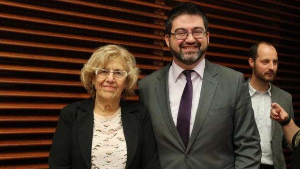 La alcaldesa de Madrid, Manuela Carmena, y el delegado de Economía y Hacienda, Carlos Sánchez Mato