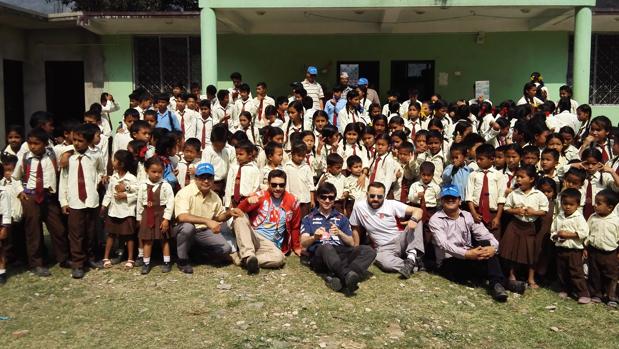 Los tres aventureros, en el centro, durante su visita al colegio Chandeswory