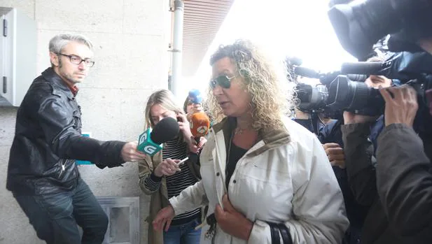 La madre de Diana Quer, a su llegada a los juzgados de Ribeira