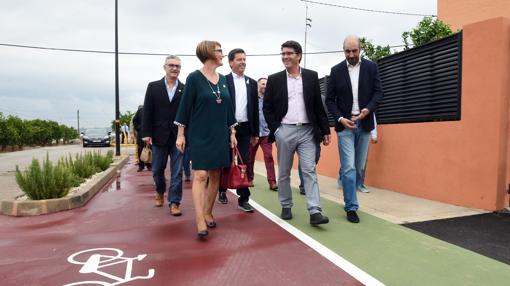 El president Jorge Rodríguez i el diputat Pablo Seguí en una via per a vianants i ciclistes a Rafelguaraf