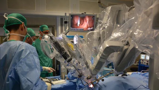 El equipo del Hospital Germans Trias durante una intervención con el robot Da Vinci