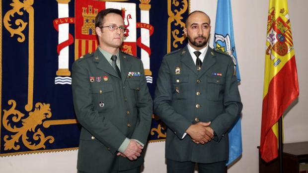 El guardia civil Brain Mohamed, a la derecha, en la foto junto al comandante Ortega , jefe de Operaciones, ha sido recibido hoy por el delegado del Gobierno en Melilla, Abdelmalik El Barkani, en reconocimiento a su gesta