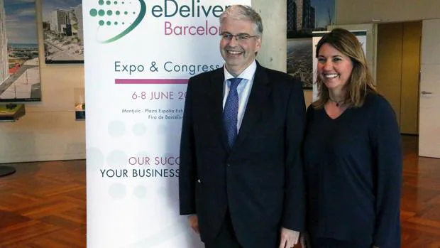 .Jordi Cornet, delegado del Gobierno en el CZF, y Blanca Sorigué, directora general d’eDelivery Barcelona
