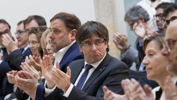 Carles Puigdemont (centro) junto a su vicepresidente, Oriol Junqueras (izda) y la presidenta del Parlament (dcha)
