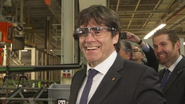 El presidente de la Generalitat, Carles Puigdemont, durante su visita este miércoles a una fábrica de Seat