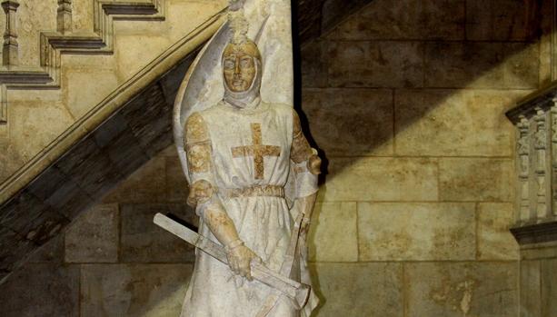 Estatua de un miembro del centenar de la ploma en el Palau de la Generalitat