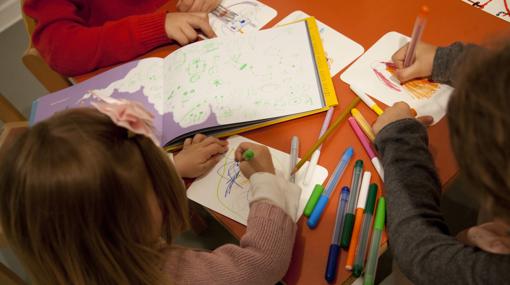 Un grupo de niños se divierte pintando dibujos