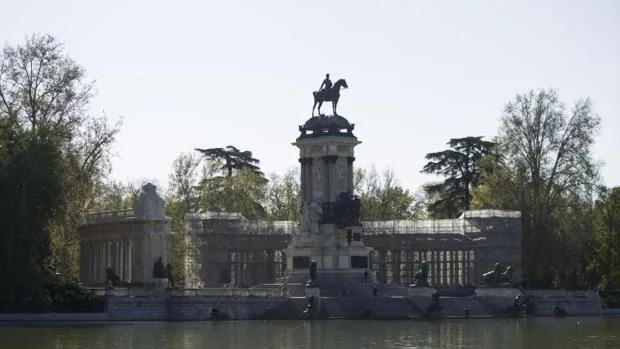 El monumento a Alfonso XII en el estanque grande del Retiro