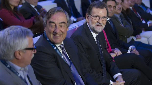 Mariano Rajoy, junto a Juan Rosell, en la asamblea general de la CEOE