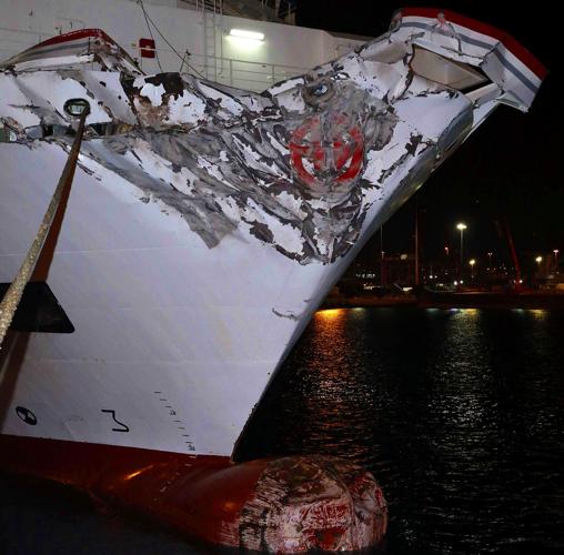 El ferry Volcán de Tamasite después de su colisión contra el espigón del puerto de Las Palmas