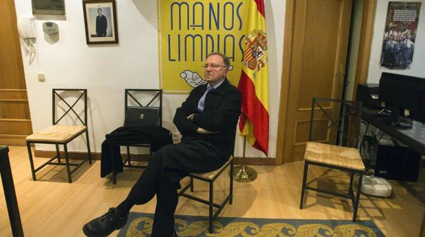 Miguel Bernad, en la sede de Manos Limpias, ya abandonada