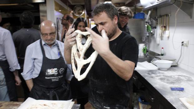 Antonio Cepas enseña cómo se elabora una fougasse