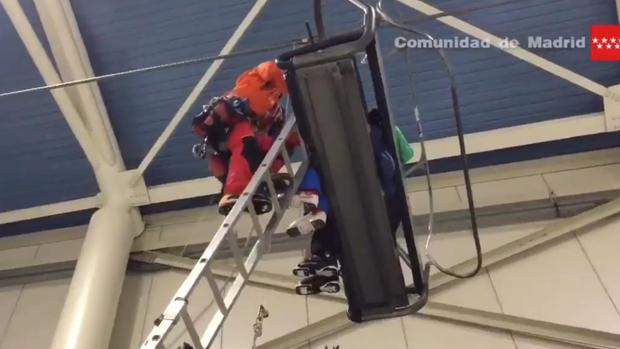 Los bomberos rescatan a varias personas de un telesilla del centro comercial