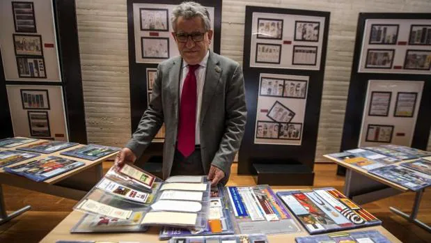 Ángel Felpeo, con su colección de marcapáginas