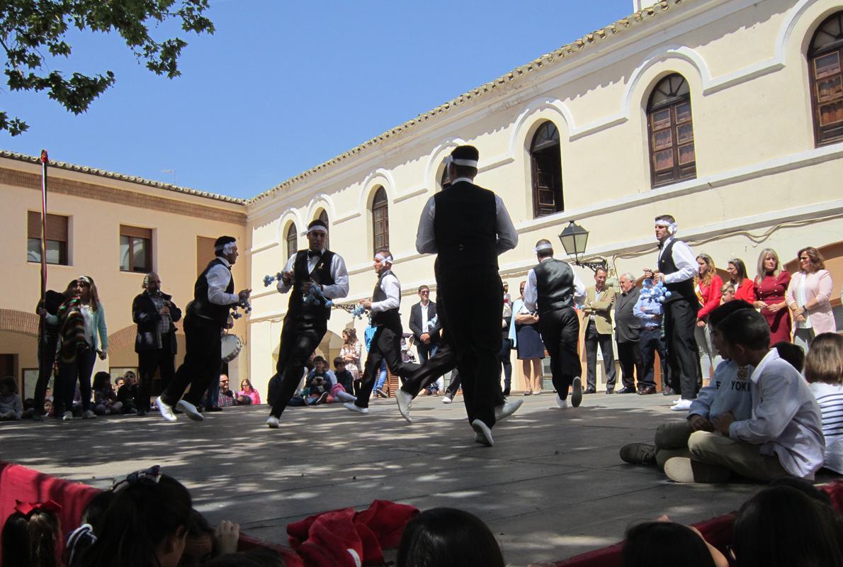 Los danzantes, durante la actuación en la plaza de España