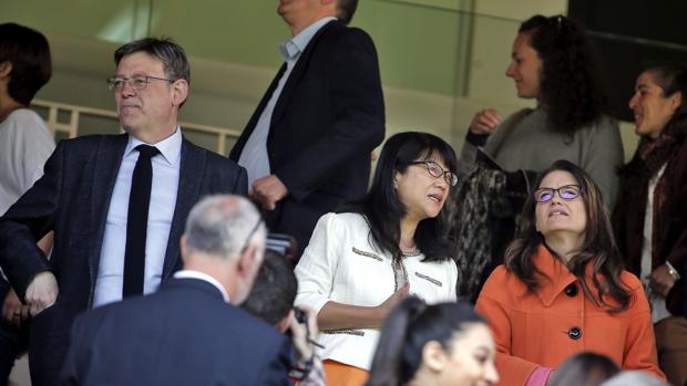 Ximo Puigf junto a Mónica Oltra y Layhoon Chan en Mestalla, este domingo en el partido de fútbol femenino