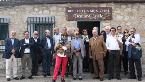 Académicos en la entrada de la biblioteca Ventura Leblic