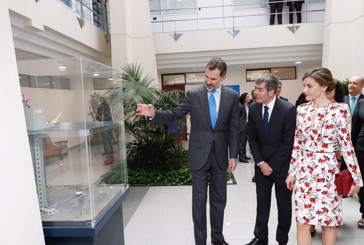 Don Felipe y Doña Letizia, este lunes, con el presidente canario, Fernando Clavijo, en la sede de la Plataforma Oceánica de Canarias (Plocan)