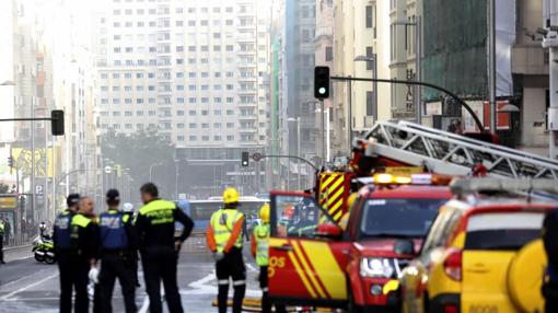 Los bomberos con la Gran Vía cortada