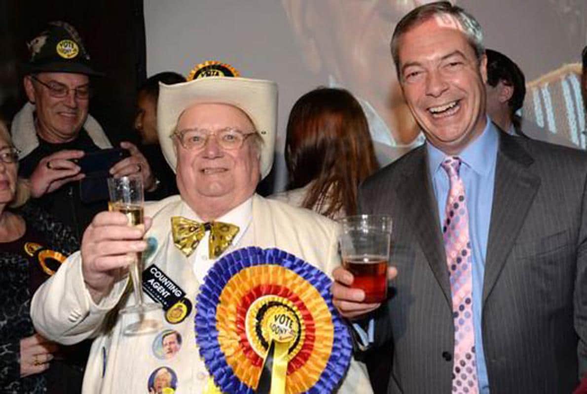 Alan Hope, presidente del Partido Chiflado junto al líder eurófobo Nigel Farage