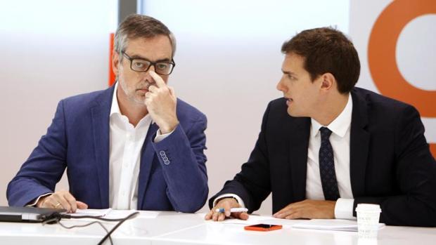 José Manuel Villegas y Albert Rivera, en la reunión de la ejecutiva de Ciudadanos