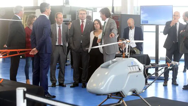 En primer plano, el helicóptero «Lúa» que operará en verano. Tras él, autoridades y socios del CIAR