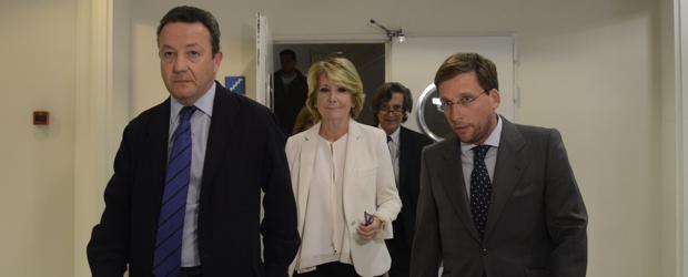 Esperanza Aguirre, junto a Íñigo Henríquez de Luna (izq.) y José Luis Martínez Almeida