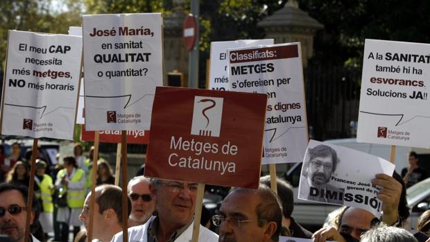 Facultativos protestan en Barcelona contra la precariedad laboral en el sector