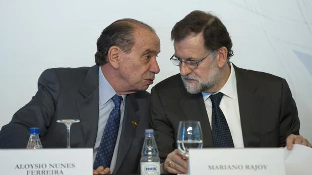 El presidente del Gobierno español, Mariano Rajoy , habla con el canciller de Brasil, Aloysio Nunes