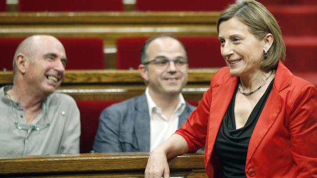 Lluís Llach, junto a la presidenta del Parlament, Carme Forcadell, y Jordi Turull