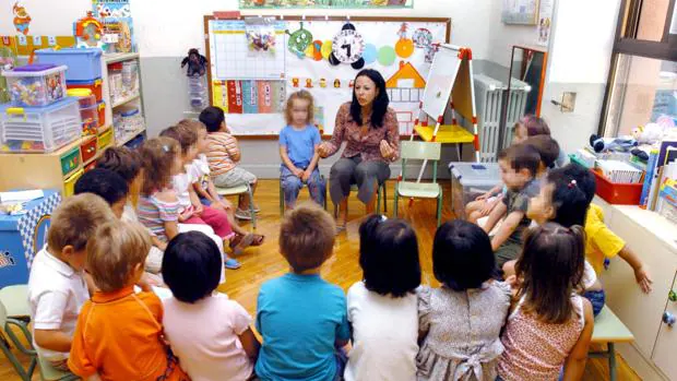 Profesora de Educación Infantil, en el primer día de clase con sus alumnos
