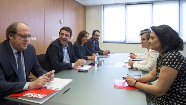 El PSOE «enfría» la moción de censura con que sueña Podemos en Madrid